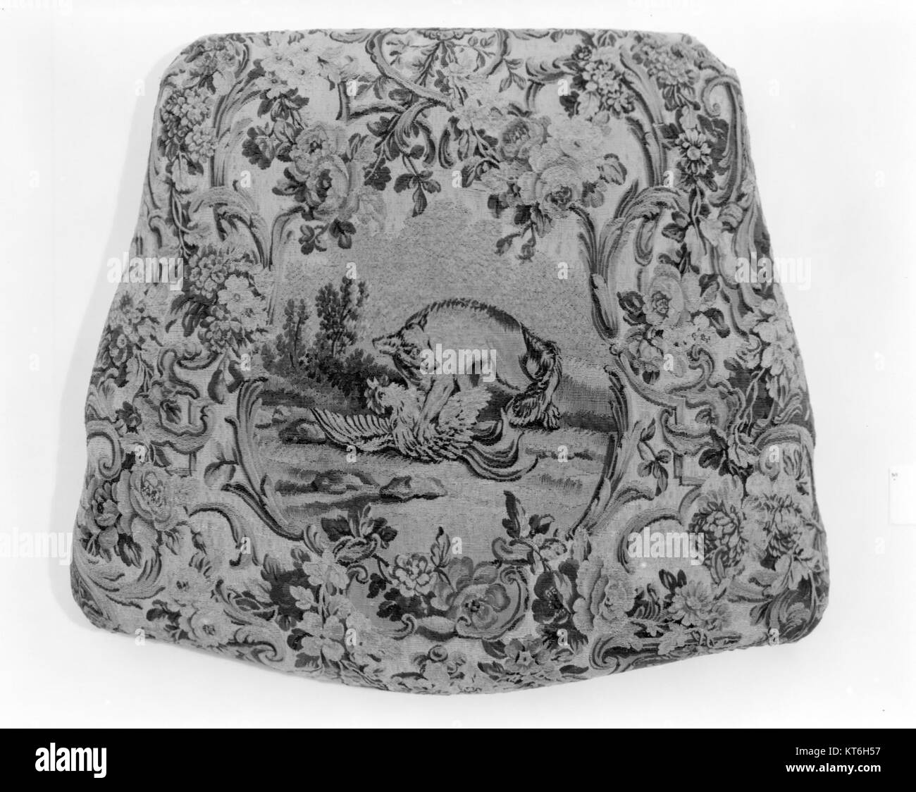 Questa poltrona, parte di un set esposto nel Metropolitan Museum of Art, rappresenta il design classico dei mobili dei primi anni del XX secolo. La sedia è caratterizzata da un'elegante maestria artigianale e da dettagli indicativi dello stile di design del periodo. Fa parte di una collezione di mobili che mostrano l'evoluzione del design d'interni e l'integrazione di elementi estetici e funzionali nell'arredamento della casa. Foto Stock