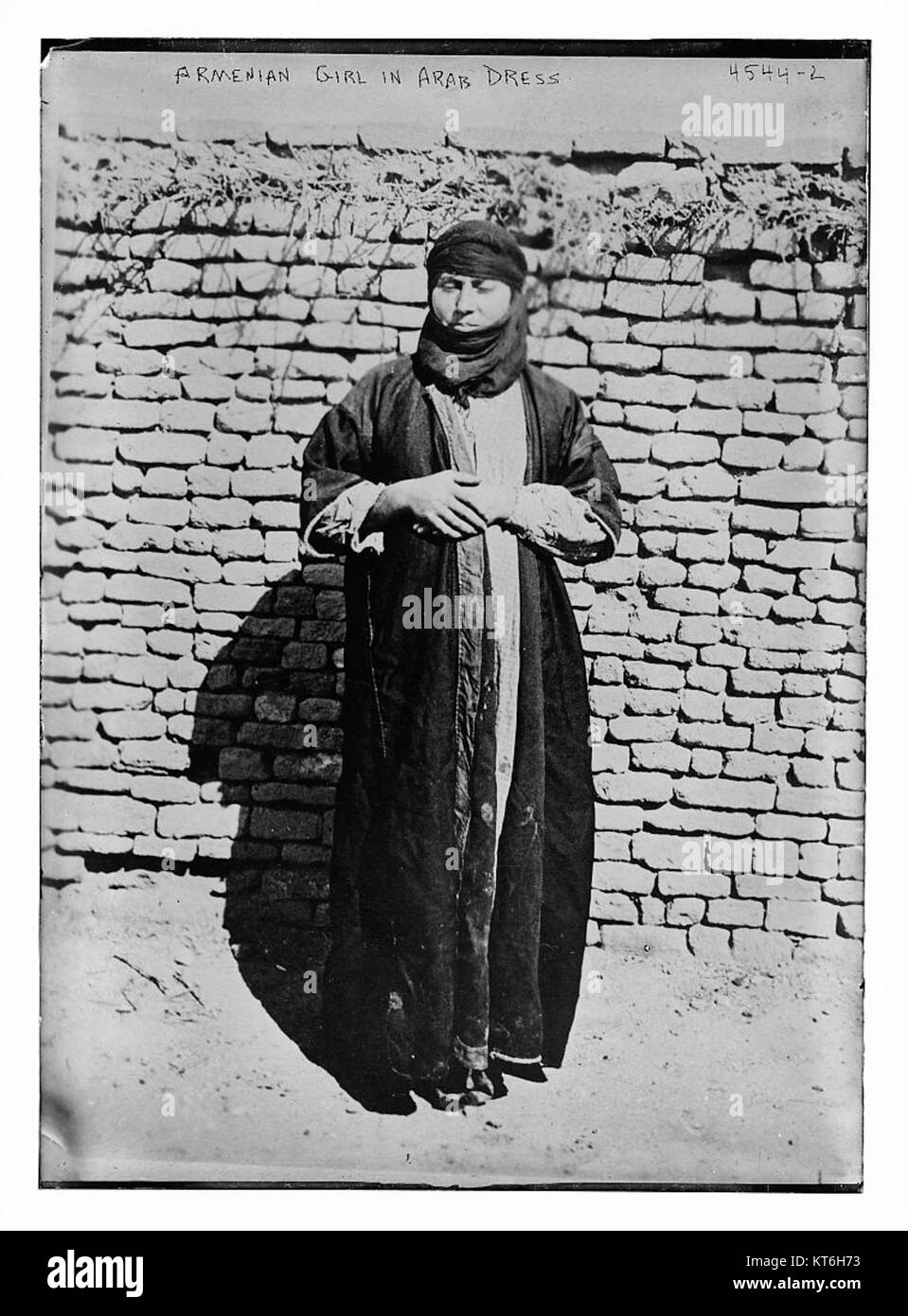 L'immagine mostra una ragazza armena che indossa un tradizionale abbigliamento arabo, mostrando la miscela culturale di stili di abbigliamento armeno e arabo. L'outfit è caratterizzato da fantasie intricate e colori vivaci tipici delle tradizioni di moda della regione. Foto Stock