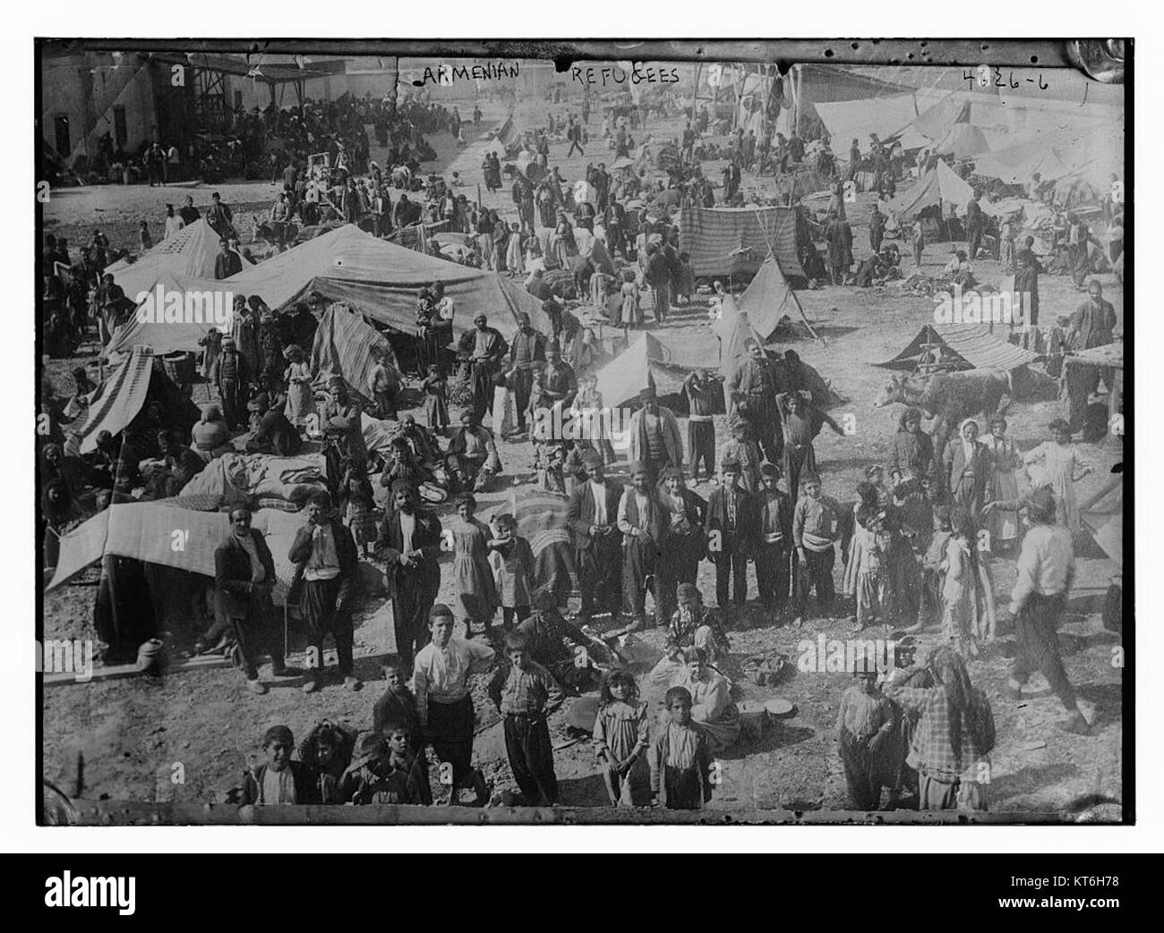 Questa immagine mostra i rifugiati armeni, probabilmente durante un periodo di conflitto, raffiguranti la lotta e lo sfollamento che il popolo armeno deve affrontare durante i movimenti storici dei rifugiati. Foto Stock