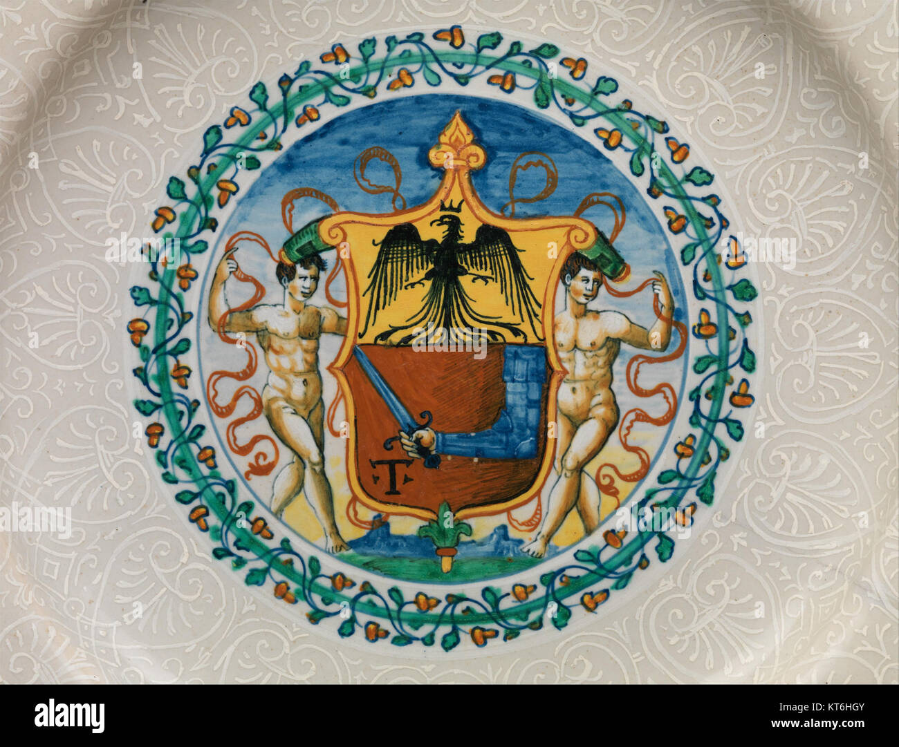 Un piatto di maiolica italiana del Ducato di Urbino, risalente al 1545 circa, con ornamenti bianco sopra bianco. Il piatto da 17 pollici mette in mostra il design intricato tipico delle ceramiche di Urbino del periodo rinascimentale. Foto Stock