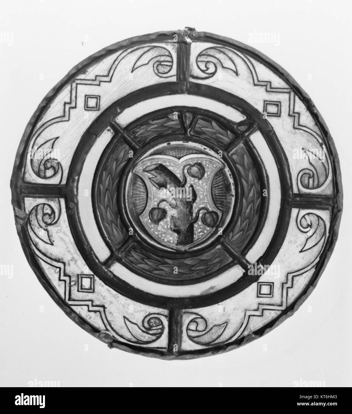 Questo pannello araldico è un'opera d'arte con disegni araldici. È esposto al Metropolitan Museum of Art, con elementi simbolici tipici dell'araldica, come stemmi e stemmi familiari. Foto Stock