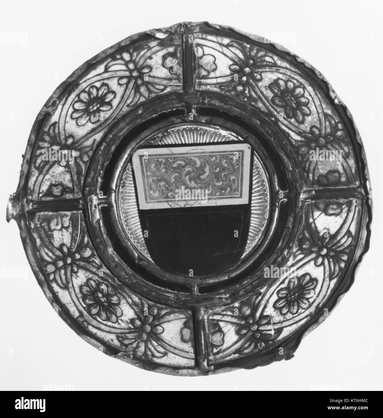Il pannello araldico MET 127022 è un'opera araldica esposta al Metropolitan Museum of Art Presenta uno stemma, che rappresenta l'identità familiare o regionale attraverso elementi simbolici. Foto Stock