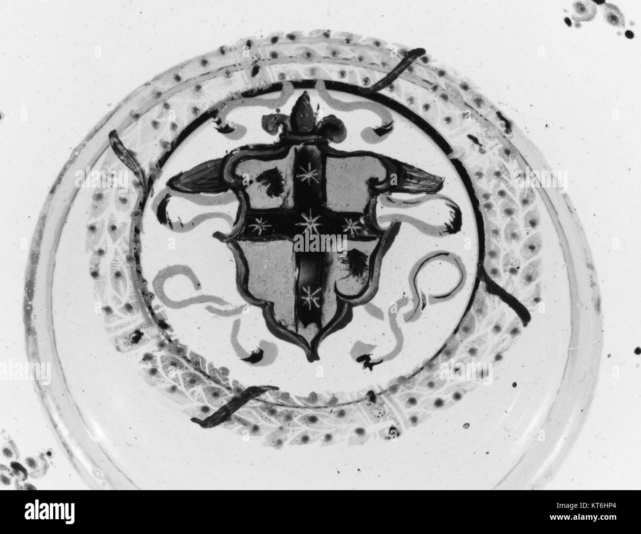 L'Armorial tazza, catalogato sotto MET 264562, è un pezzo di ceramica storica con un design armato, che mostra l'artigianato di un periodo storico specifico. Foto Stock L'Armorial tazza, catalogato sotto MET 264562, è un pezzo di ceramica storica con un design armato, che mostra l'artigianato di un periodo storico specifico. Foto Stock