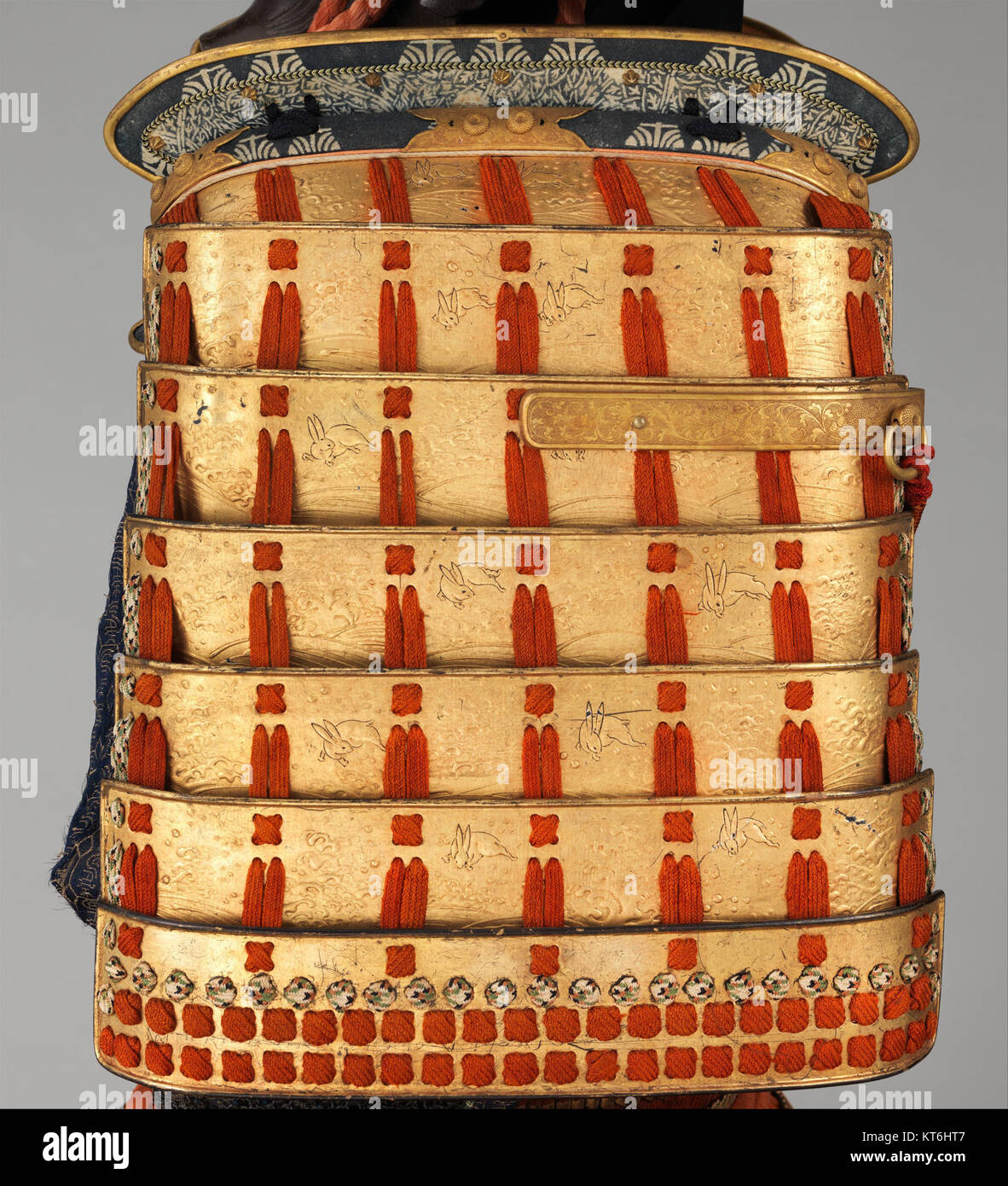 Armatura (Gusoku) dell'epoca feudale giapponese, esposta al Metropolitan Museum of Art Il set include un casco, corazza e vari pezzi protettivi, che mostrano l'artigianato e la storia militare dell'armatura dei samurai. Foto Stock