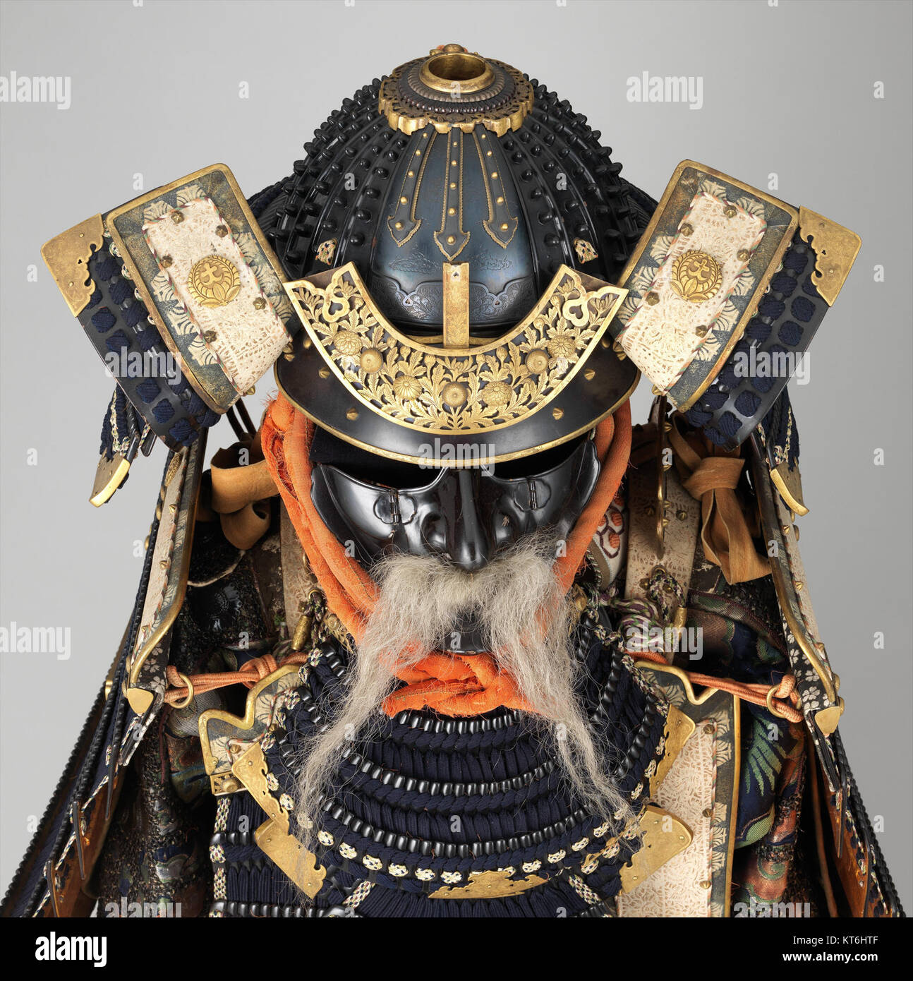 Un'immagine di un'armatura tradizionale giapponese di samurai (Gusoku) del XVI secolo, esposta al Metropolitan Museum of Art, che mostra intricati artigianato e design. Foto Stock