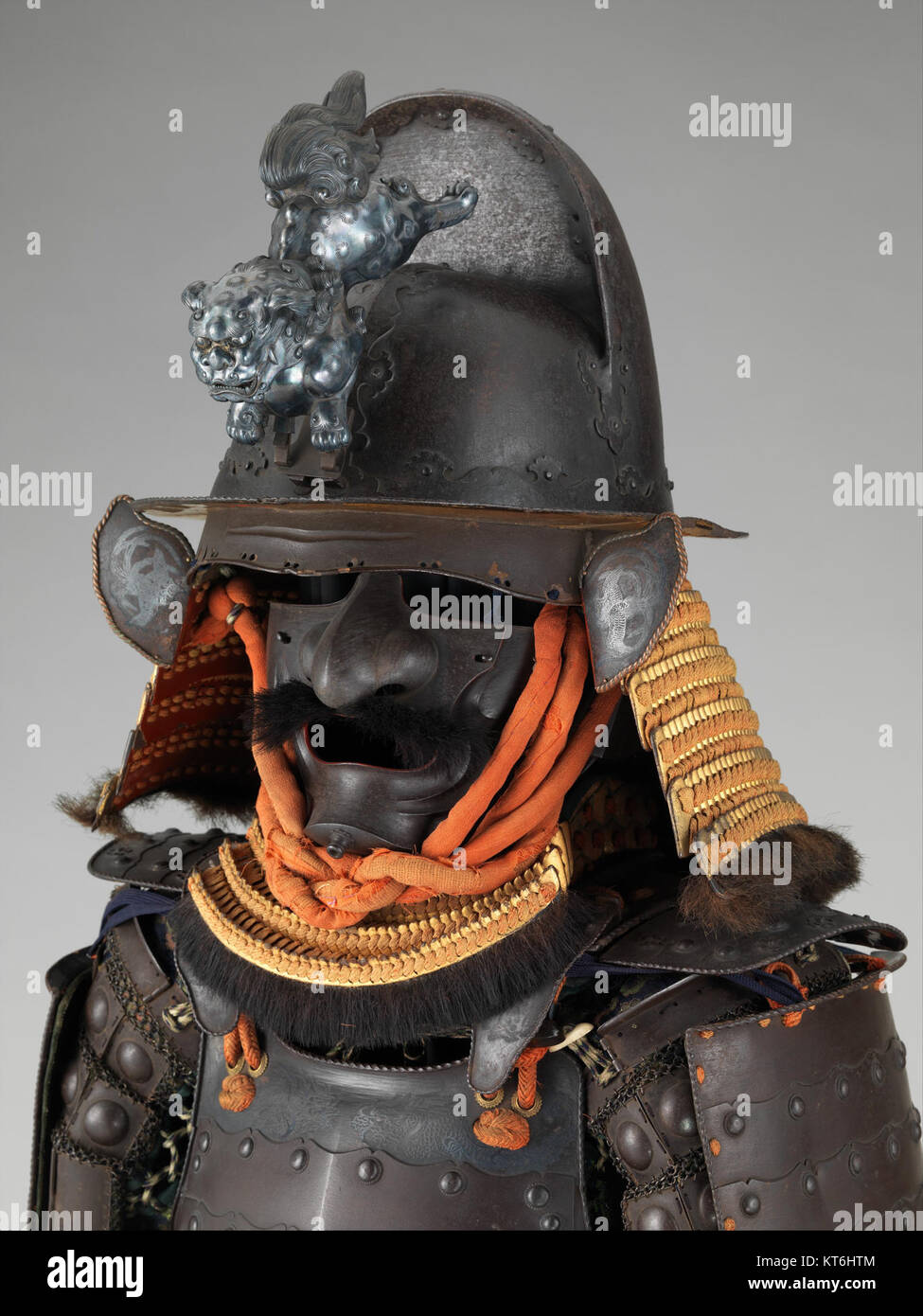 Questa tradizionale armatura giapponese (Gusoku) mette in mostra un'intricata maestria artigianale, con elementi che riflettono il patrimonio dei samurai e l'abbigliamento militare del periodo Edo. Enfatizza la funzionalità e il design artistico. Foto Stock