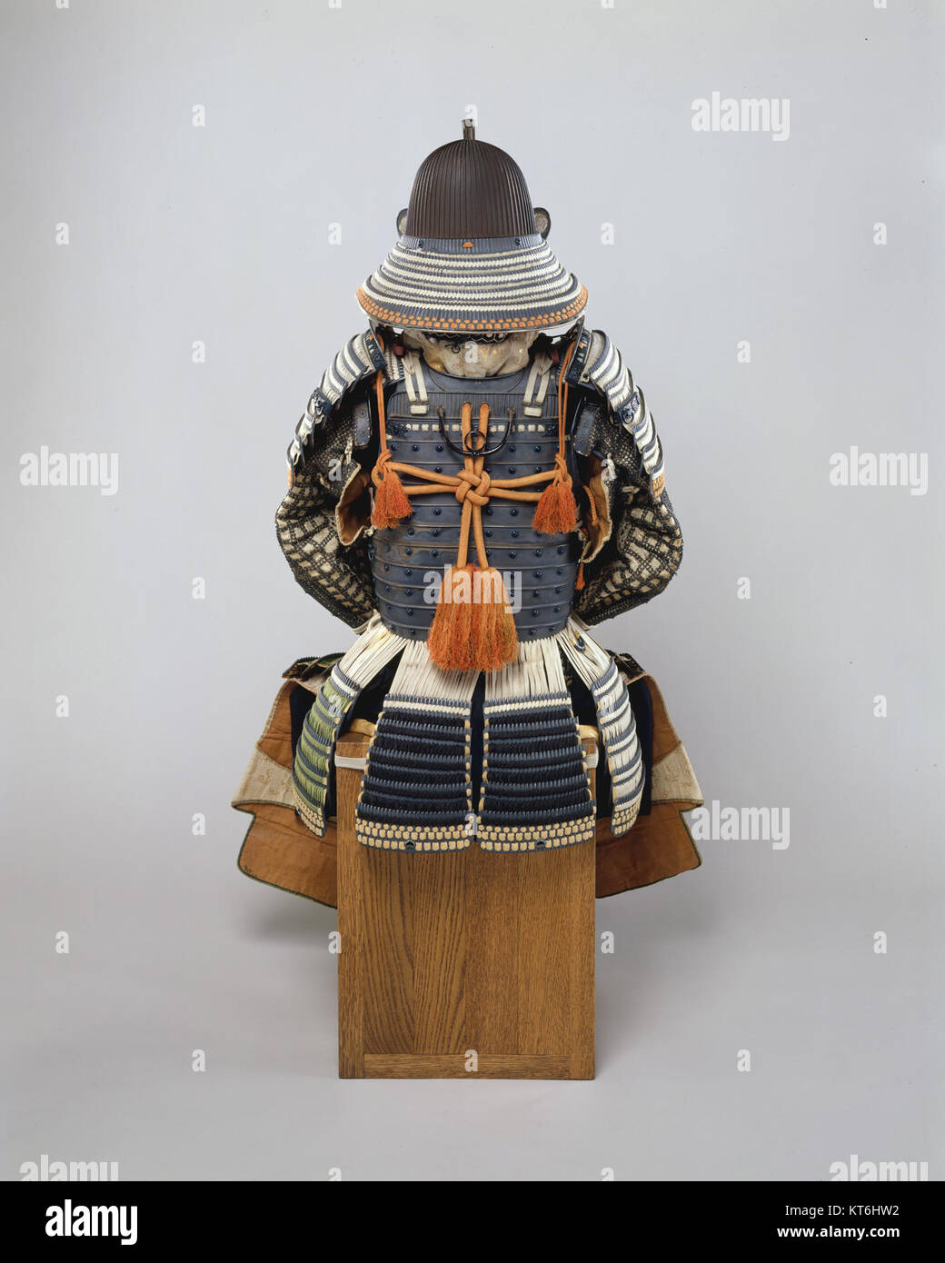 Gusoku Armor, parte della collezione MET (DT5335), è un'armatura tradizionale giapponese di samurai. Conosciuto per la sua maestria artigianale e il suo significato storico, riflette le tradizioni militari del Giappone feudale. Foto Stock