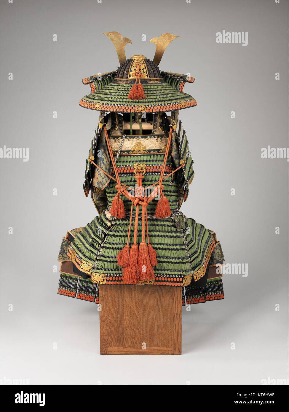 "Armor (Yoroi)" è un'armatura giapponese di samurai del XVI secolo, caratterizzata da un design e un artigianato intricati, conservata nella collezione del Metropolitan Museum of Art. Foto Stock