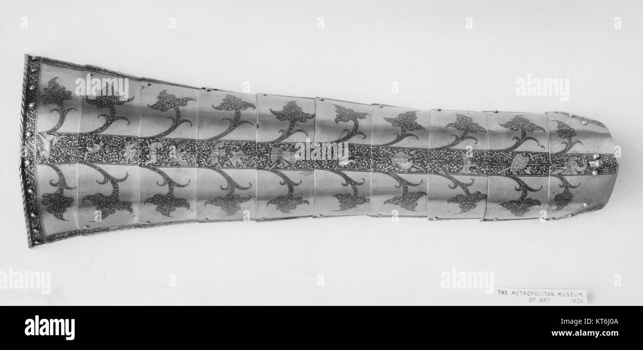 Questa armatura, realizzata per il barone Pankraz von Freyberg nel XVI secolo, include armature sia per uomo che per cavallo. Riflette il design e l'artigianalità del periodo, con dettagli intricati adatti a un nobile guerriero dell'epoca. L'armatura fa parte della collezione MET, che rappresenta l'abbigliamento militare europeo storico. Foto Stock