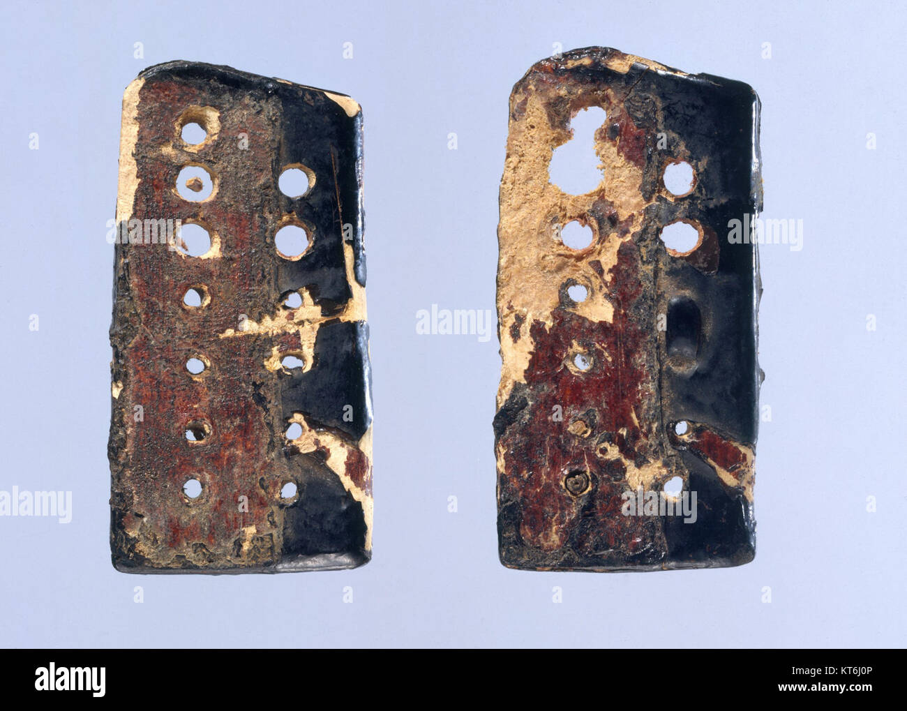 Questi frammenti di armatura, composti da scaglie e corde, fanno parte di una collezione presso il Metropolitan Museum of Art I frammenti rappresentano pezzi di armatura storica utilizzata in battaglia, mostrando l'artigianato e i materiali utilizzati nel design dell'armatura antica. Foto Stock