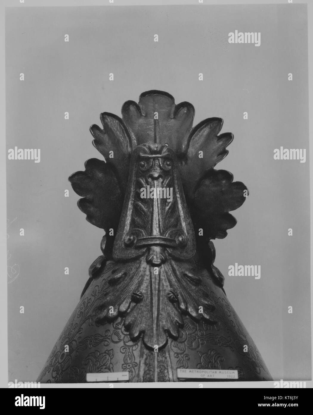 Questa armatura cinquecentesca apparteneva a Giovanni Battista Borbone del Monte, una figura nobile del periodo rinascimentale. L'armatura fa parte della collezione MET, che mostra la raffinata maestria artigianale dell'equipaggiamento militare dell'epoca rinascimentale. Foto Stock