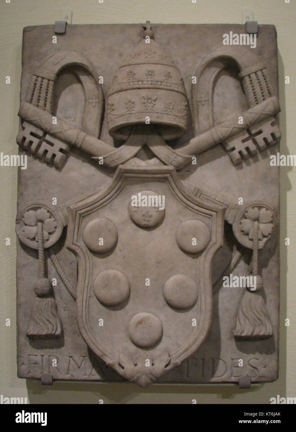 Lo stemma di Papa Pio IV, Giovanni Angelo Medici di Milano, che regnò dal 1559 al 1565. Il disegno araldico rappresenta il lignaggio papale e i simboli associati al suo pontificato. Foto Stock