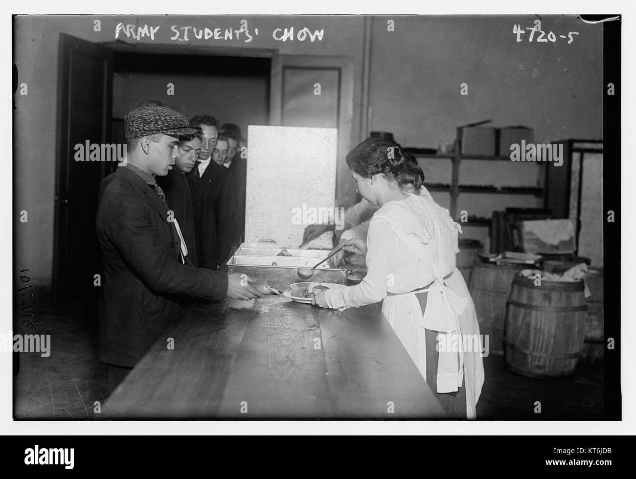 Questa fotografia probabilmente raffigura gli studenti militari che mangiano, evidenziando l'importanza della nutrizione e del cameratismo negli ambienti di addestramento militare. Riflette la vita quotidiana dei soldati in addestramento. Foto Stock
