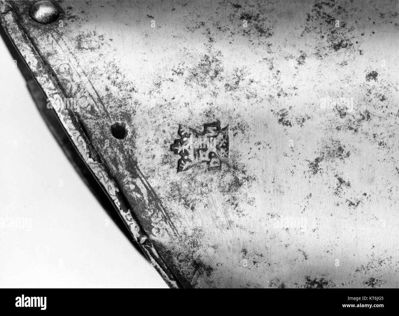 Le difese del braccio DELLA collezione MET sono un insieme di armature protettive storiche, che mettono in risalto la maestria artigianale e il design della protezione del braccio medievale. Foto Stock