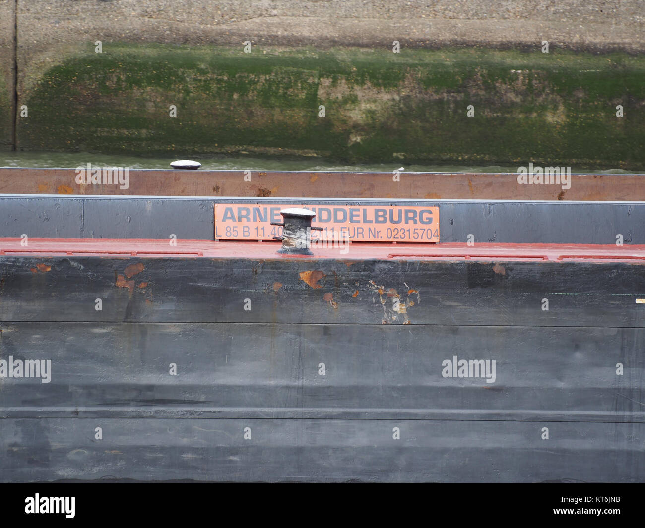 Questa immagine dal porto di Anversa, intitolata ARNE ENI 02315704, cattura la natura vivace di uno dei porti più grandi e trafficati di Europeâ. Il porto è noto per il suo ruolo significativo nel commercio globale, nella logistica e nel trasporto industriale, contribuendo notevolmente all'economia del Belgio. Foto Stock