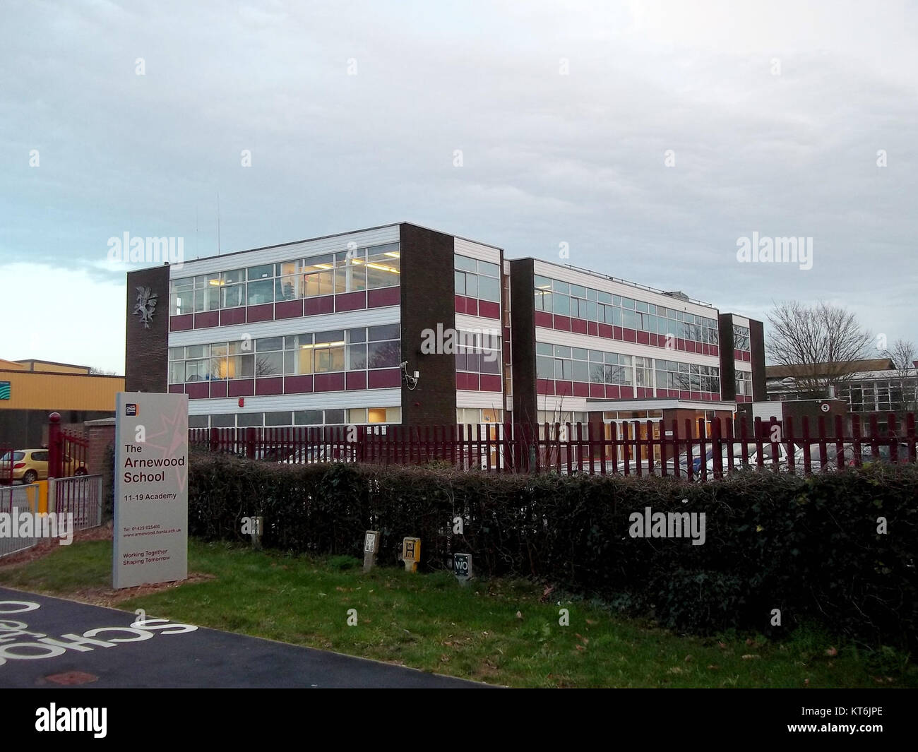 La Arnewood School, situata a New Milton, Inghilterra, è una scuola secondaria che offre istruzione agli studenti locali. Questa foto di gennaio 2014 cattura la struttura e l'ambiente della scuola. Foto Stock