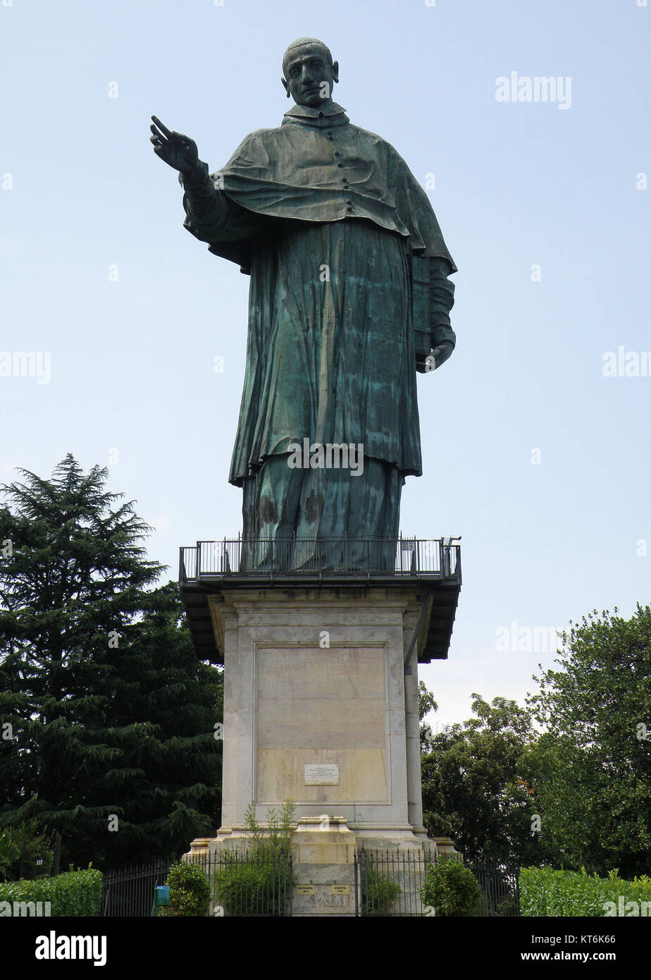 Il Colosso di San Carlo in Arona è una statua monumentale di San Carlo Borromeo, situata sul Lago maggiore, che simboleggia il patrimonio religioso e culturale in Italia. Foto Stock