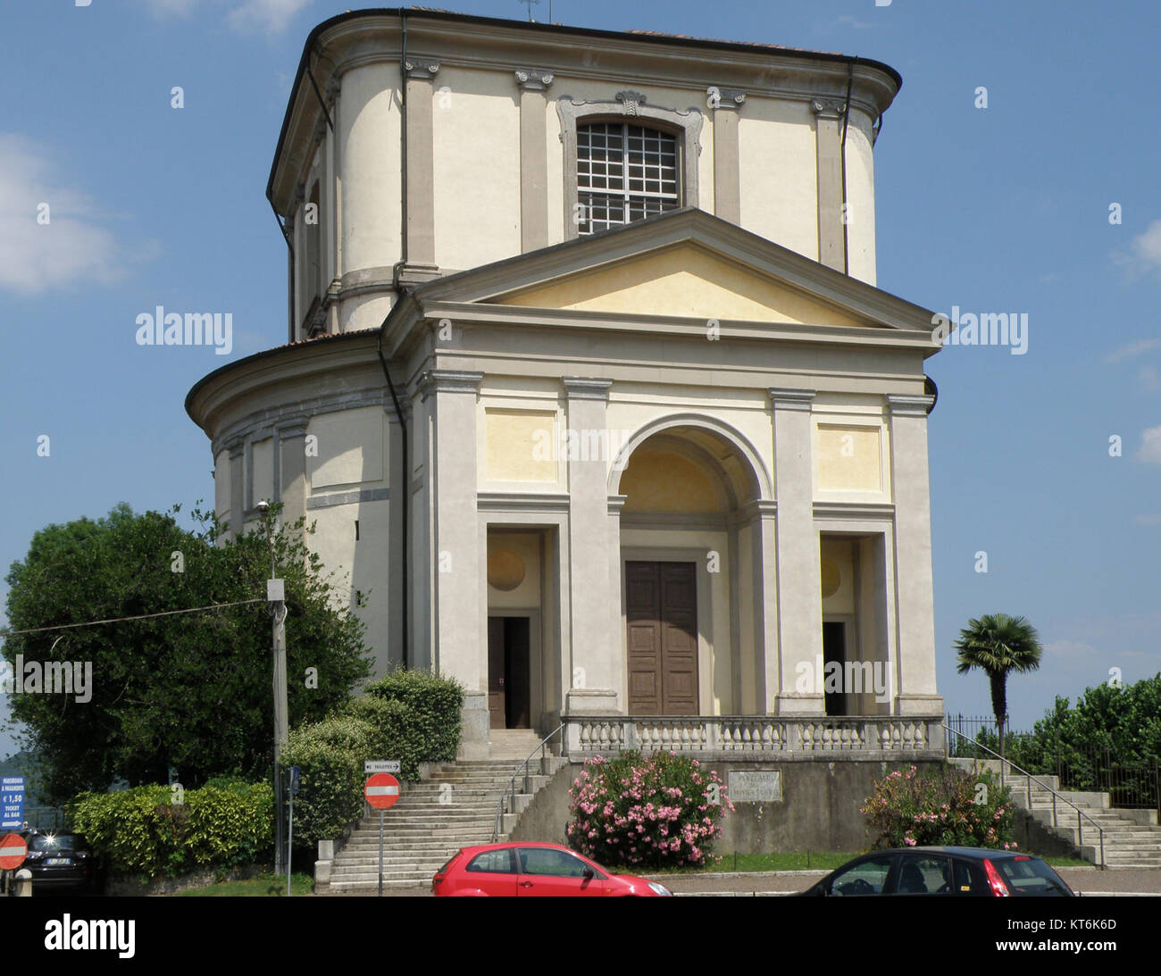 La Chiesa di San Carlo ad Arona, in Italia, è un sito storico religioso dedicato a San Carlo Borromeo, noto per la sua architettura barocca e la sua importanza culturale. Foto Stock