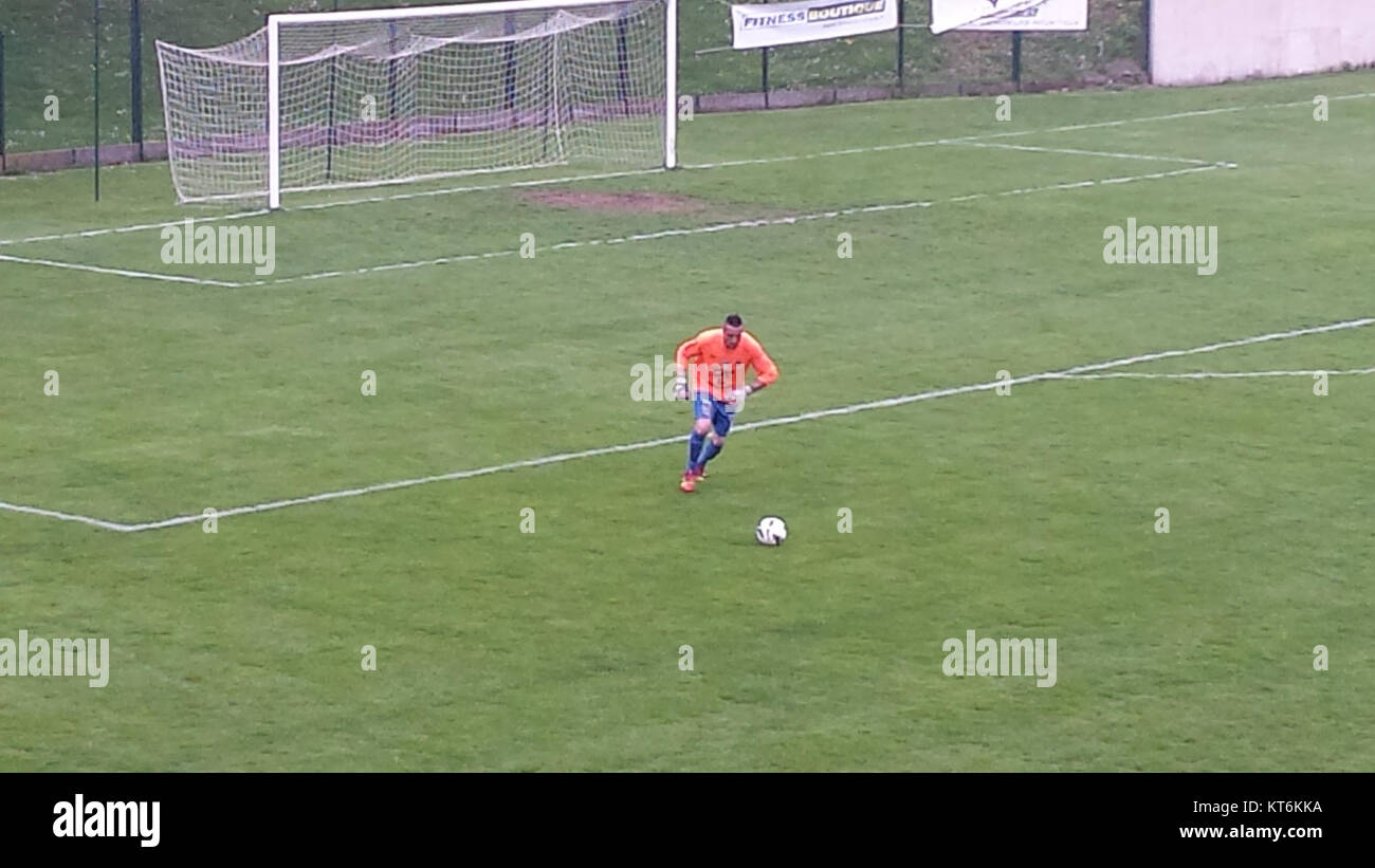 Il 25 aprile 2015, le squadre francesi di calcio Arras e Romorantin si affrontarono in una partita del Championnat Amateur Group A allo Stade Degouve Brabant di Arras, in Francia. La partita si concluse con un pareggio di 0-0, riflettendo la natura competitiva di entrambe le squadre. Foto Stock
