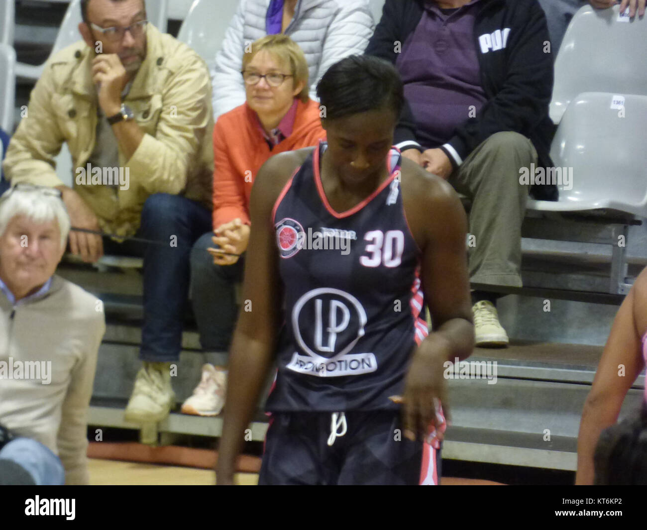 Questa immagine cattura la partita di basket tra Arras Pays d'Artois e Tolosa nella stagione 2017, mostrando la natura competitiva del gioco. Foto Stock