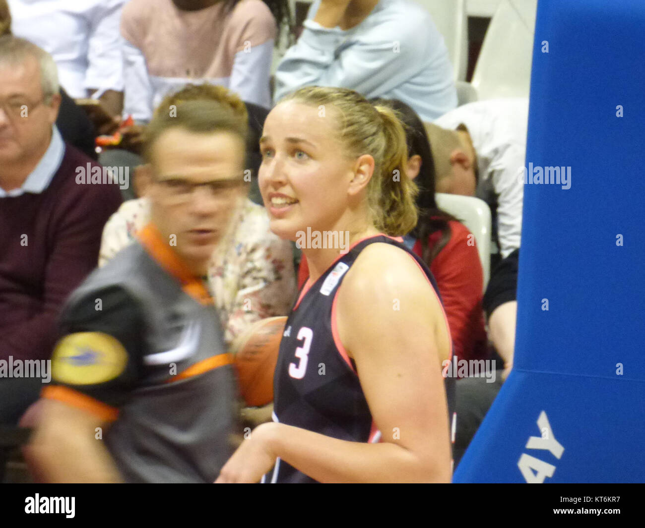 La partita di basket tra Arras Pays d'Artois e Toulouse MÃ©tropole il 16 settembre 2017, mette in evidenza gli sport di squadra competitivi nei campionati francesi di basket, mostrando strategie di squadra, abilità e l'atmosfera energica della partita. Foto Stock