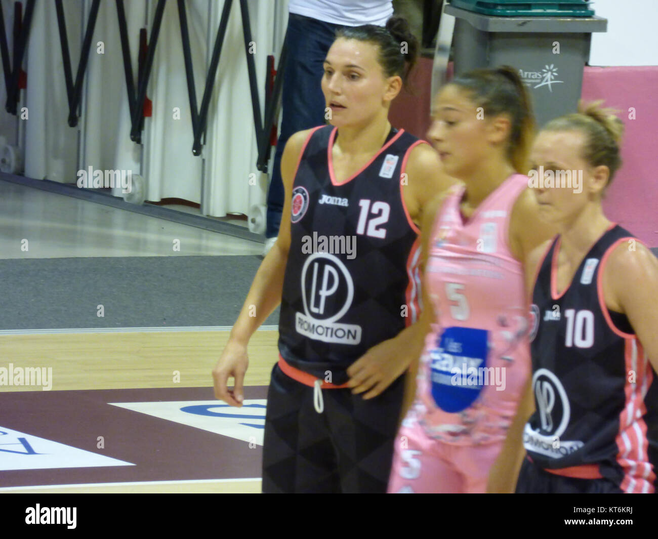 Questa foto cattura un momento della partita di basket del 2017 tra Arras Pays d'Artois e Toulouse Metropole. La partita mette in evidenza l'intensità e lo spirito competitivo dello sport, con i giocatori di entrambe le squadre che si impegnano al massimo in campo. Foto Stock
