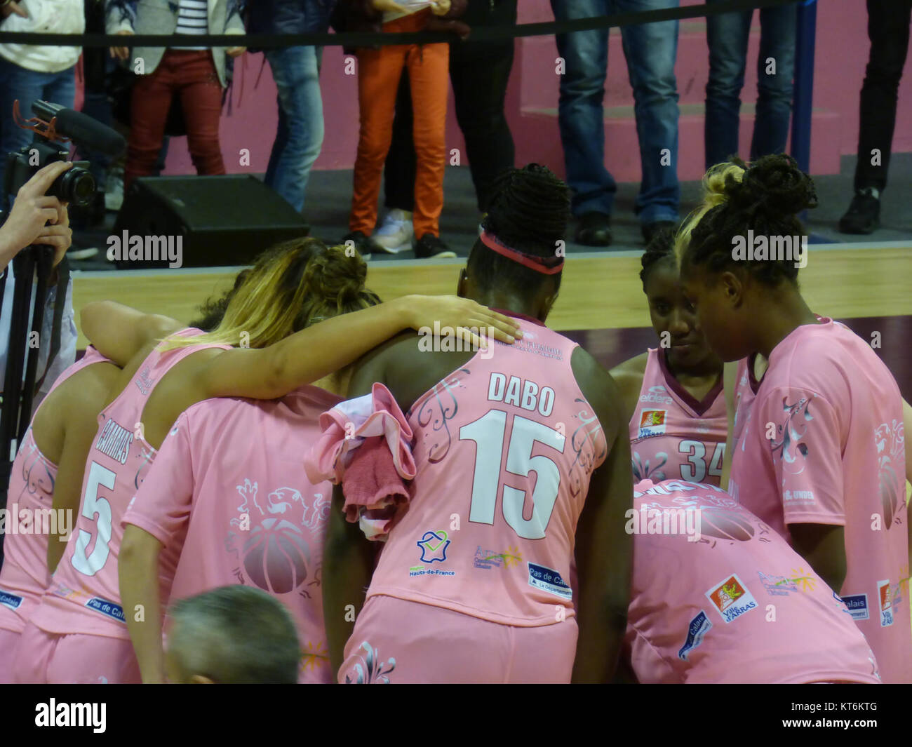 Una partita di pallacanestro tra Arras Pays d'Artois e Toulouse Métropole, tenutasi il 16 settembre 2017, che mostrò azione sportiva competitiva in Francia. Il gioco fa parte del campionato francese di basket femminile, con squadre provenienti da varie regioni della Francia che competono per il titolo. Foto Stock