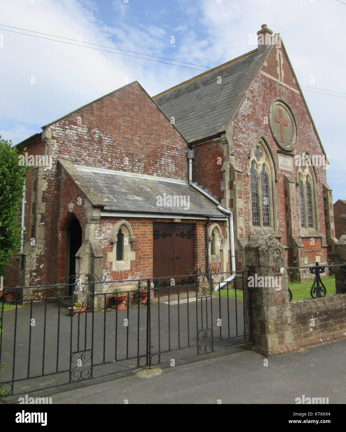 La chiesa metodista di Arreton, situata sulla Main Road ad Arreton, Isola di Wight, è un luogo di culto attivo. La chiesa è nota per la sua architettura tradizionale e il suo significato storico all'interno della comunità. Foto Stock