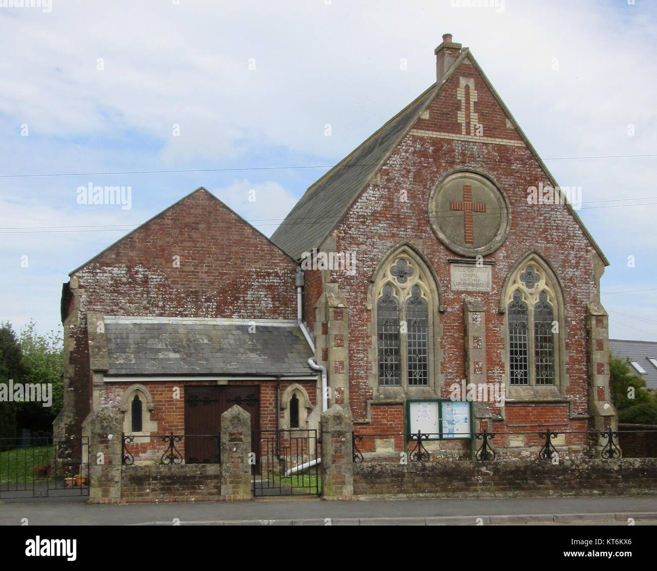 La chiesa metodista di Arreton, situata sulla strada principale di Arreton, è un luogo di culto storico e attivo, con notevoli caratteristiche architettoniche e una significativa presenza comunitaria. Foto Stock