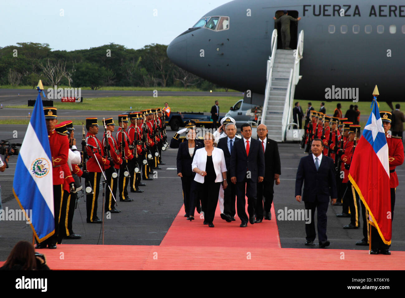 Arrivo all'aeroporto internazionale Oscar Arnulfo Romero di El Salvador, cogliendo un momento di viaggio internazionale e di collegamento in questo importante hub aeroportuale. Foto Stock