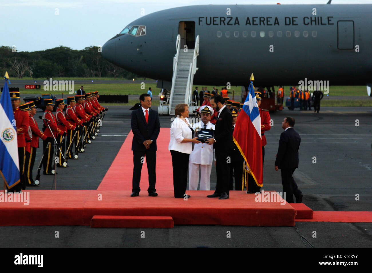 L'arrivo all'aeroporto internazionale Oscar Arnulfo Romero di El Salvador segna l'inizio dei viaggi di molti viaggiatori nel paese. L'aeroporto, che prende il nome dall'arcivescovo salvadoregno, è un importante hub per i voli internazionali e nazionali. Foto Stock