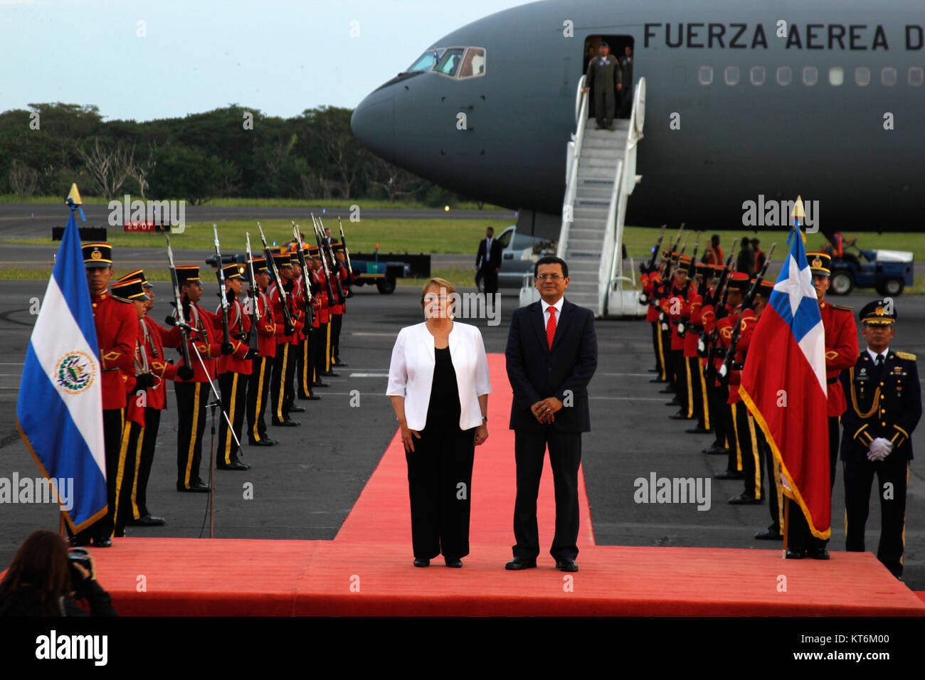 Questa immagine mostra l'arrivo all'aeroporto internazionale Oscar Arnulfo Romero in El Salvador. L'aeroporto funge da hub principale per i voli internazionali e nazionali nella regione. Foto Stock
