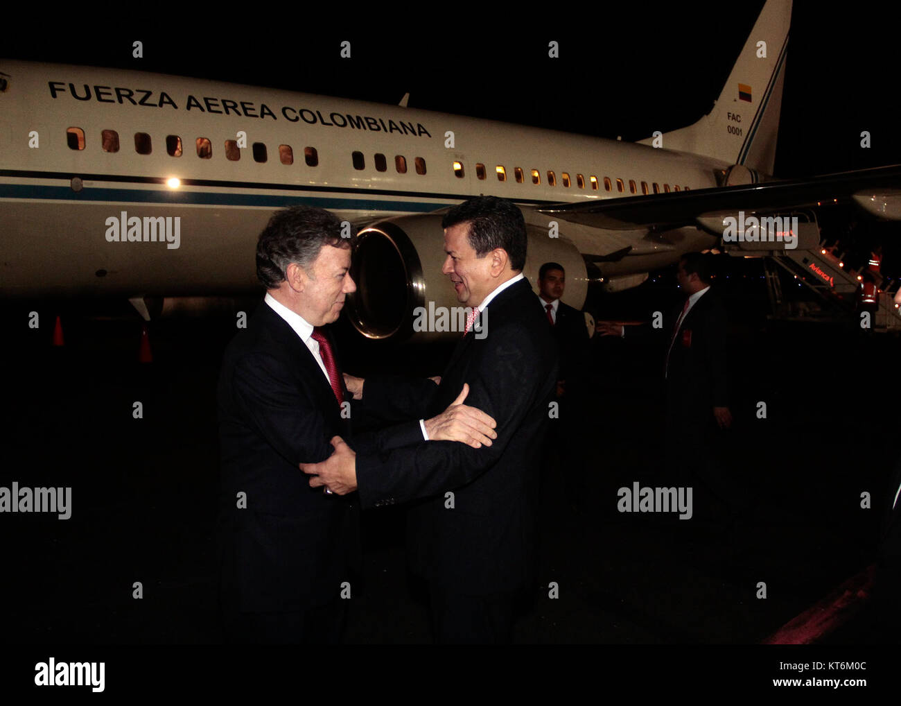 L'arrivo del Presidente della Colombia è catturato in questa fotografia, che documenta un momento significativo nella storia politica colombiana, segnando l'inizio di una visita ufficiale o di un evento. Foto Stock