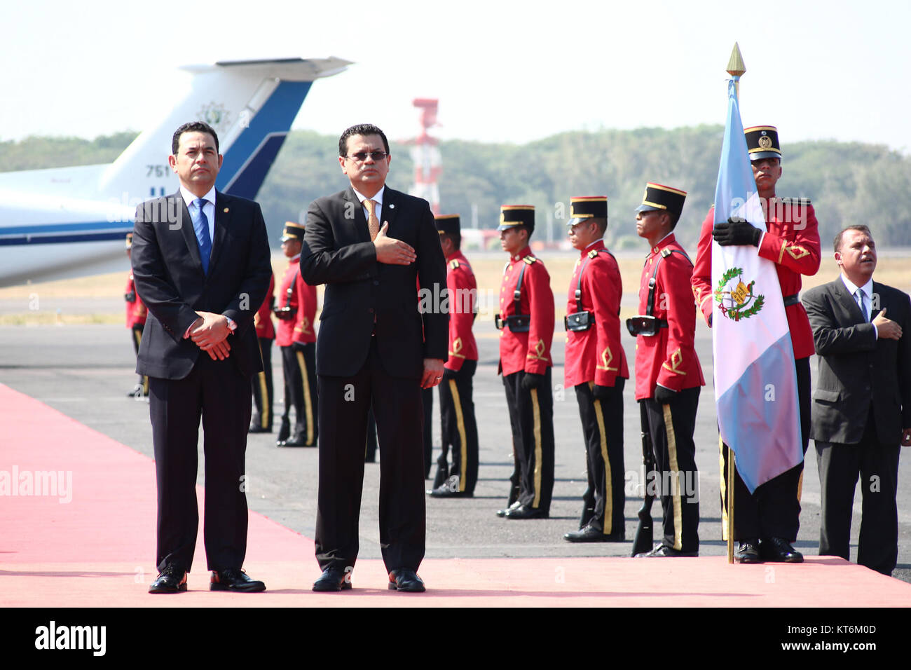 Questa immagine raffigura l'arrivo del Presidente del Guatemala, che mostra una cerimonia o un evento ufficiale. Sottolinea il significato politico e culturale delle visite di stato e della leadership in Guatemala. Foto Stock