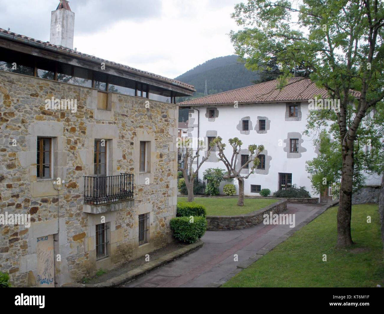 Arrigorriaga è un comune della provincia di Biscaglia, Paesi Baschi, Spagna, noto per il suo ricco patrimonio industriale e la vicinanza a Bilbao. Il codice "01112" si riferisce al suo numero di identificazione comunale. Foto Stock