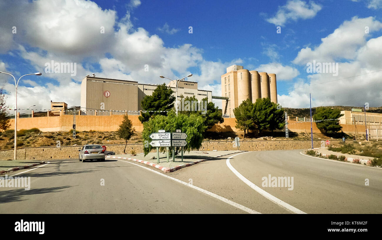 Arris D8A7D8B1D98AD8B3 è un modello di apparecchiature di rete noto per il suo ruolo nelle telecomunicazioni, offrendo soluzioni di rete ad alte prestazioni per applicazioni domestiche e aziendali. Foto Stock