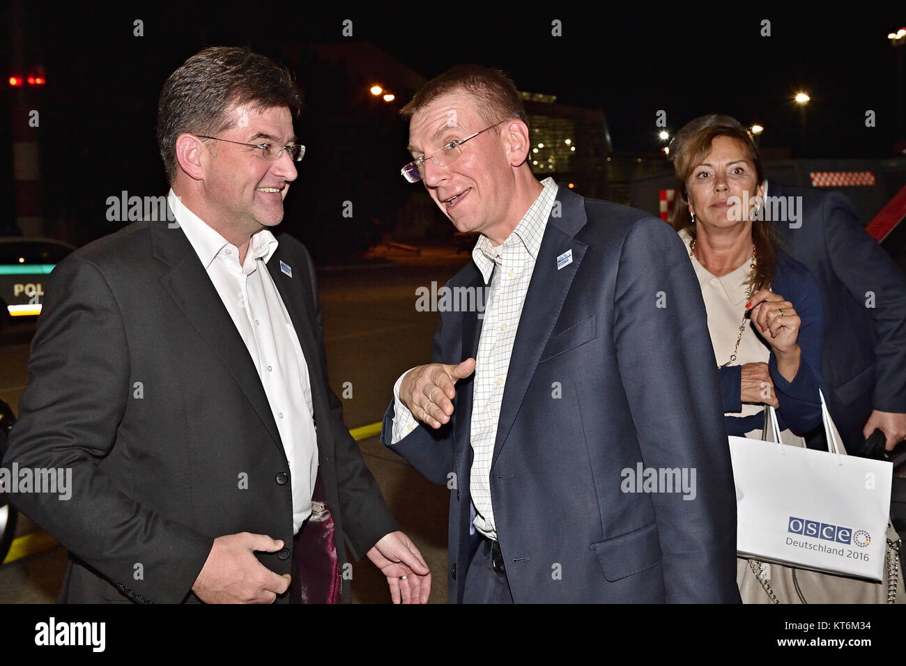 L'arrivo dei ministri degli Esteri dell'UE a Bratislava per la riunione di Gymnich tenutasi il 1° settembre 2016. Gli incontri Gymnich sono incontri informali di ministri degli Esteri dell'UE per discutere le relazioni internazionali, il coordinamento delle politiche e le questioni regionali. Foto Stock