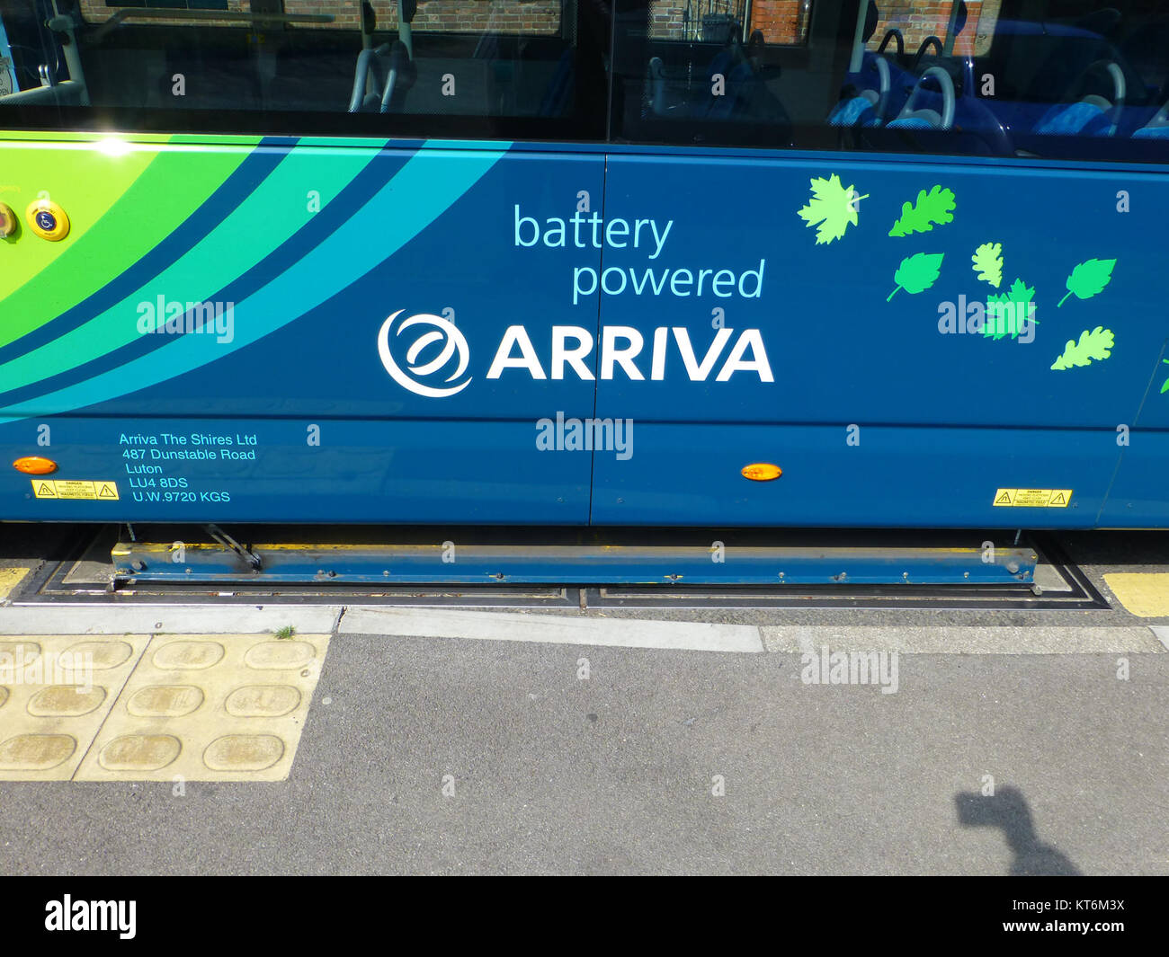 Arriva the Shires gestisce una flotta di autobus elettrici Wright StreetLite EV, compresi quelli che servono Wolverton Agora. Questi autobus fanno parte di un'iniziativa moderna per ridurre le emissioni e migliorare i trasporti pubblici con veicoli elettrici ecologici. Foto Stock Arriva the Shires gestisce una flotta di autobus elettrici Wright StreetLite EV, compresi quelli che servono Wolverton Agora. Questi autobus fanno parte di un'iniziativa moderna per ridurre le emissioni e migliorare i trasporti pubblici con veicoli elettrici ecologici. Foto Stock