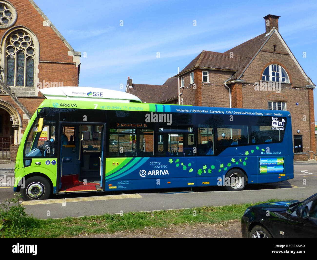 Arriva The Shires Wright StreetLite EV è un autobus elettrico che opera a Wolverton, nel Regno Unito. Fa parte di un'iniziativa volta a ridurre le emissioni e fornire un trasporto pubblico sostenibile, che rappresenta i progressi moderni nel settore dei trasporti ecologici. Foto Stock Arriva The Shires Wright StreetLite EV è un autobus elettrico che opera a Wolverton, nel Regno Unito. Fa parte di un'iniziativa volta a ridurre le emissioni e fornire un trasporto pubblico sostenibile, che rappresenta i progressi moderni nel settore dei trasporti ecologici. Foto Stock