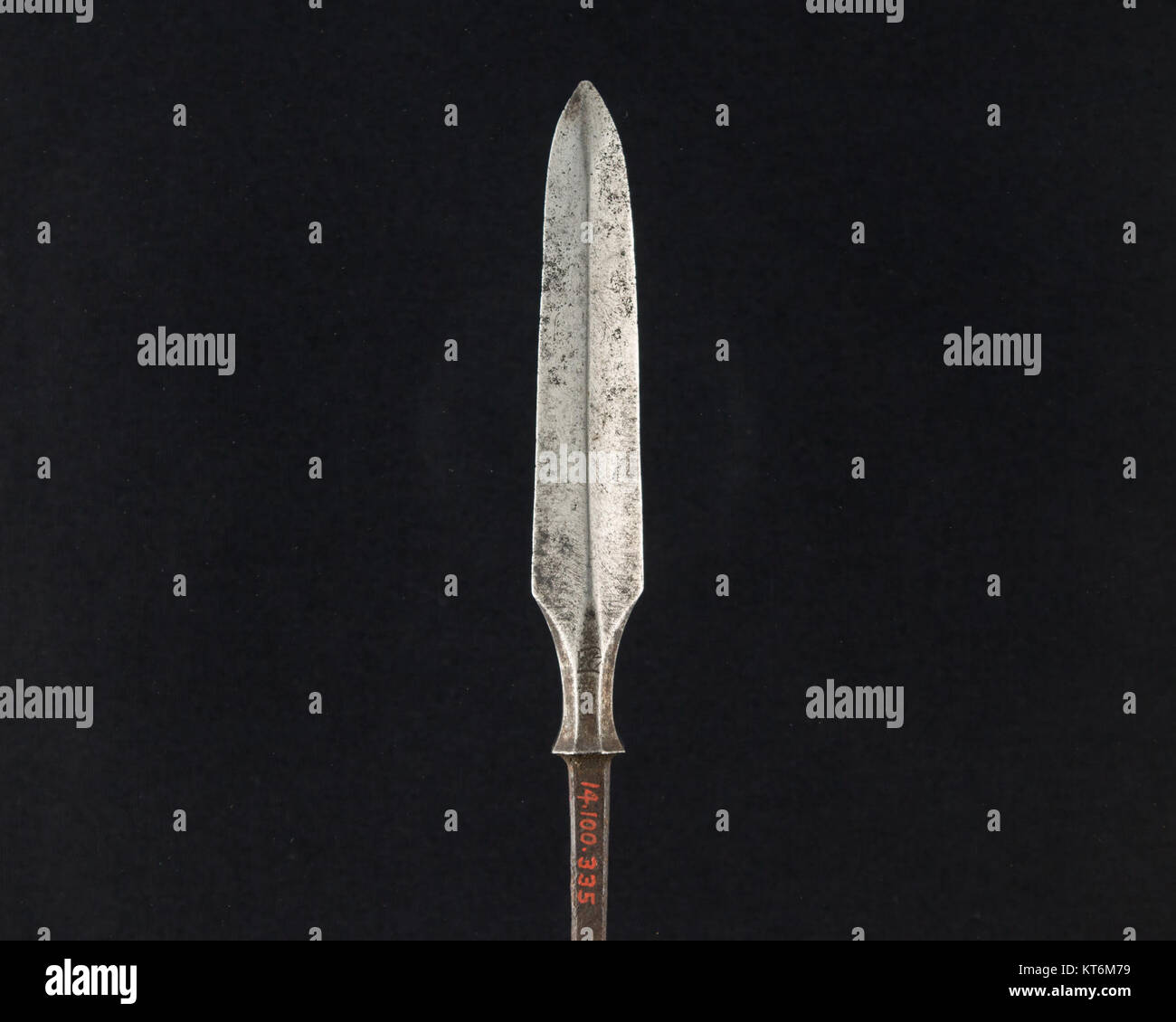 Arrowhead (YanonC493) è un'opera d'arte della collezione del Metropolitan Museum of Art E' un notevole esempio di artigianato indigeno, che mostra elementi di design unici tipici della sua cultura. Foto Stock