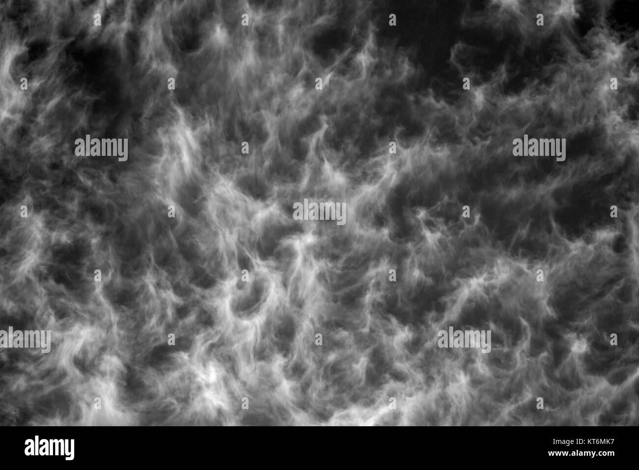 In bianco e nero il cielo con le nuvole Foto Stock