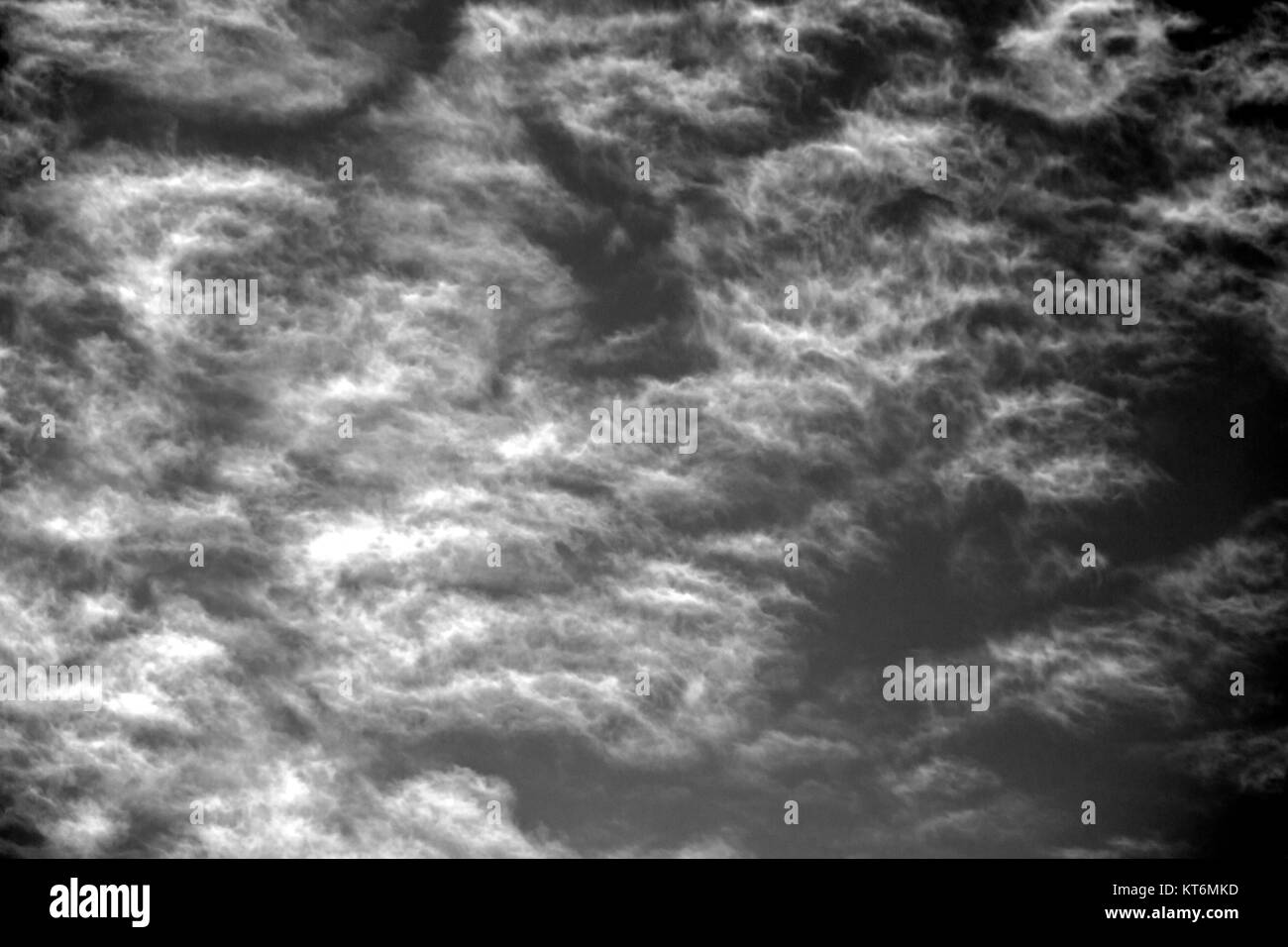 In bianco e nero il cielo con le nuvole Foto Stock