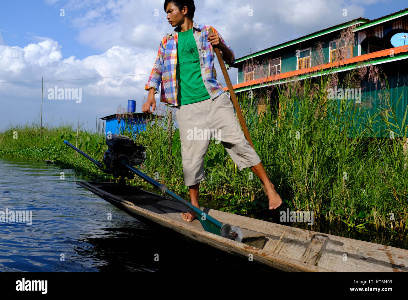 Uomo sulla lunga barca nel Lago Inle, Myanmar Foto Stock