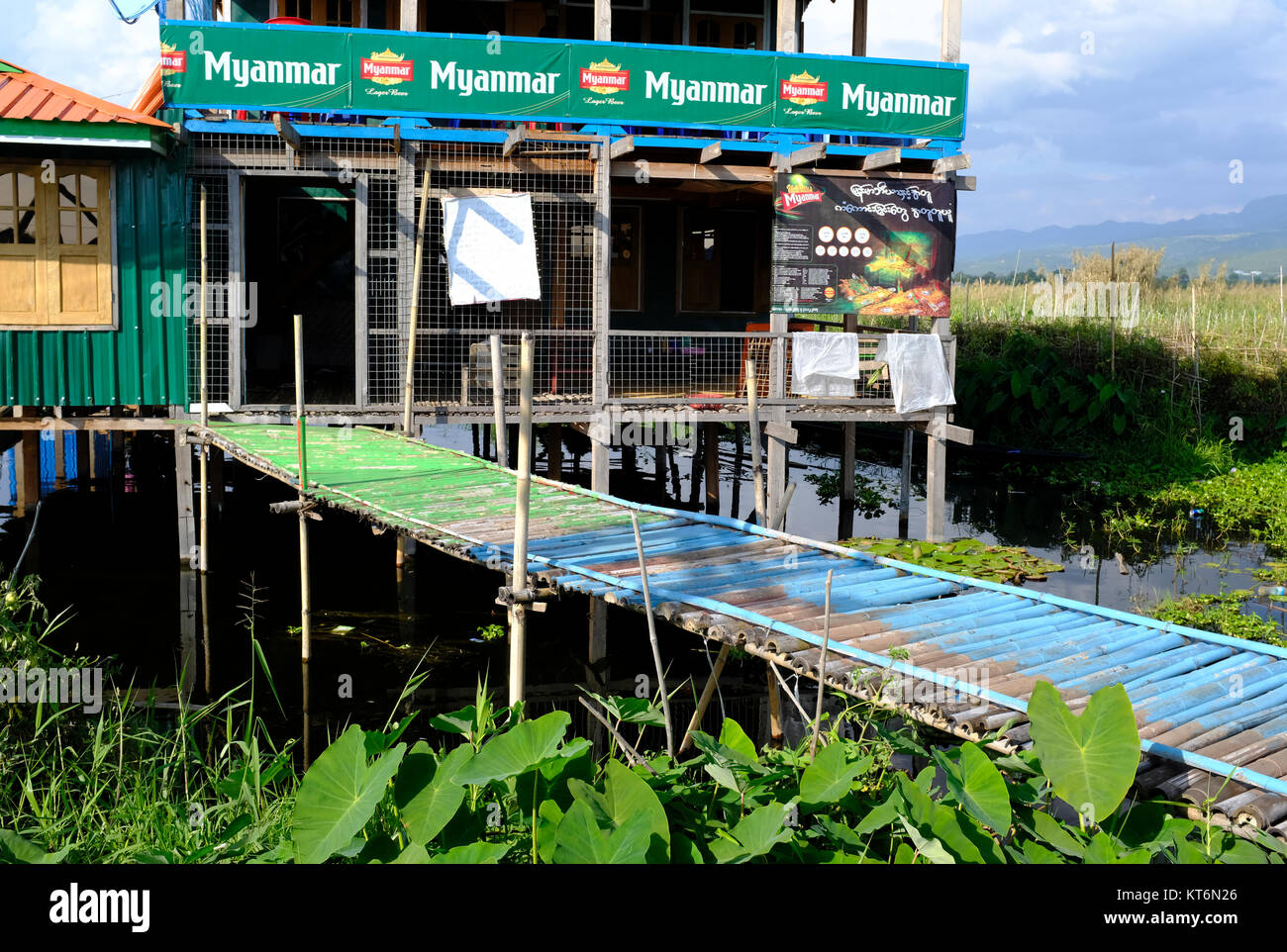 Bar nel villaggio galleggiante sul Lago Inle, Myanmar Foto Stock