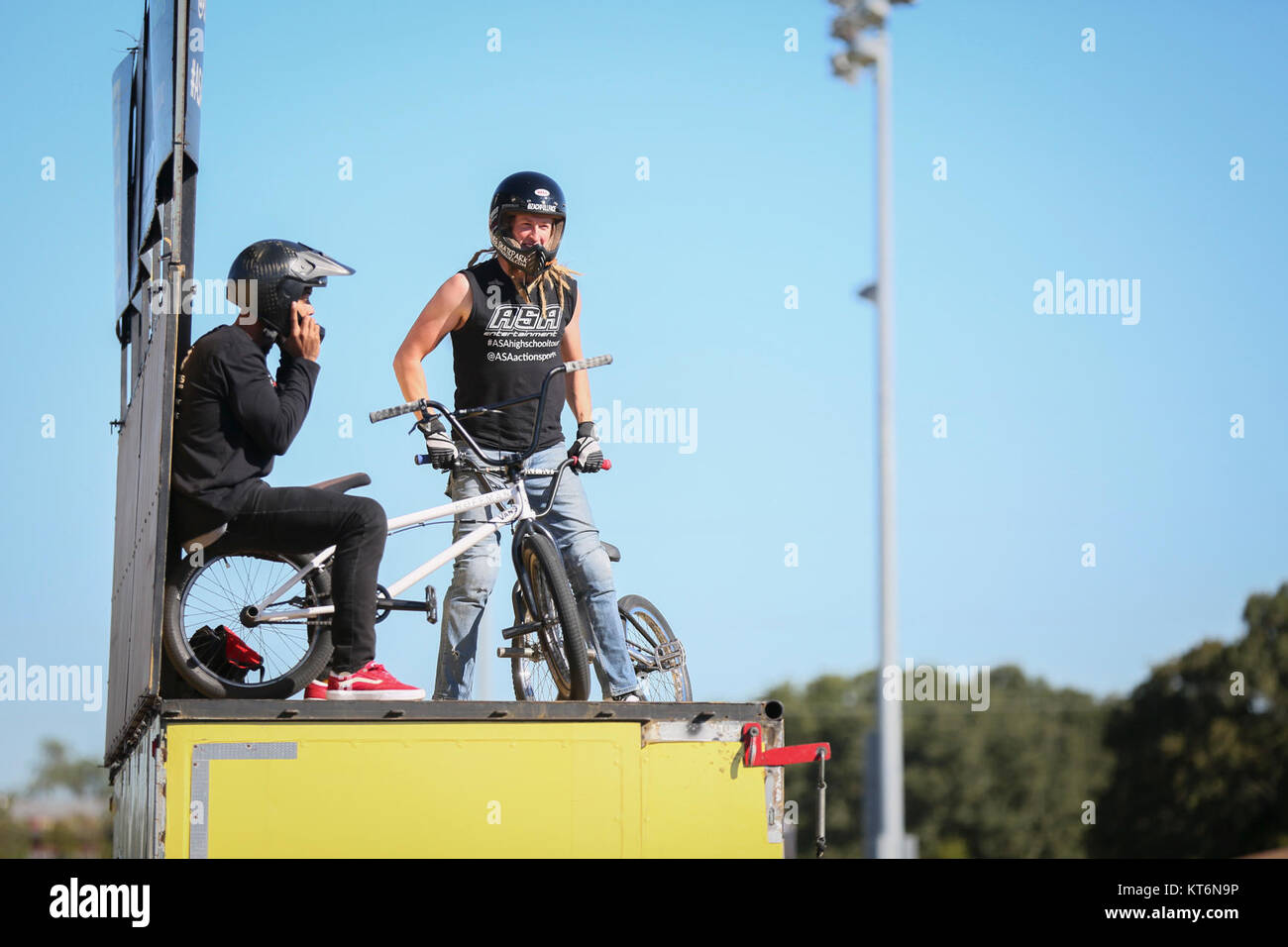 Professional rider BMX eseguire durante il tour di ASA a Alvarado High School dal 15 ottobre 2017. Il tour incentrati sulla promozione anti-bullismo agli studenti. ( Foto Stock