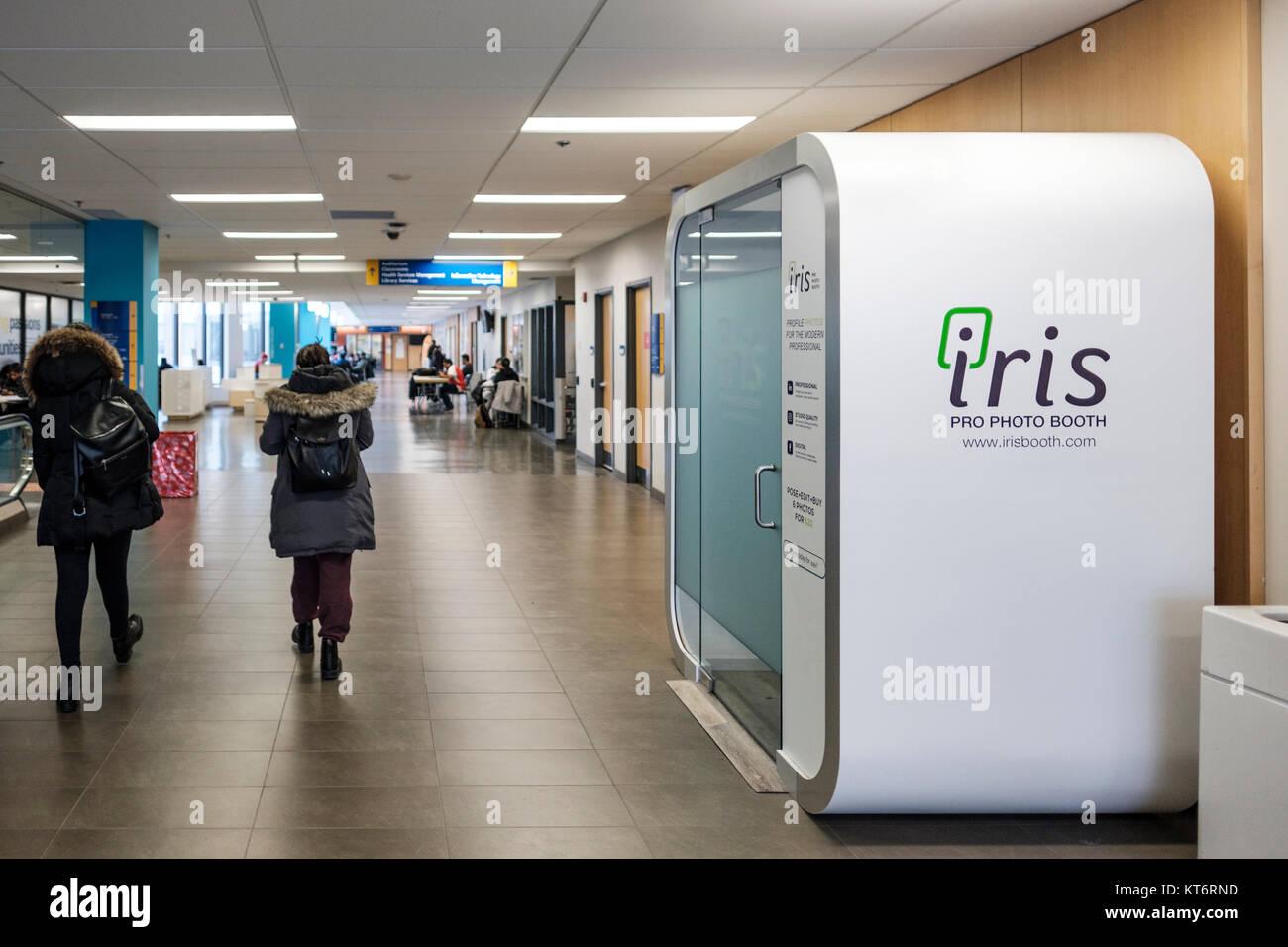 Gli studenti a piedi passato un Iris Pro Photo Booth a Ryerson University - Ted Rogers School of Management School Hall, centro di Toronto, Canada. Foto Stock