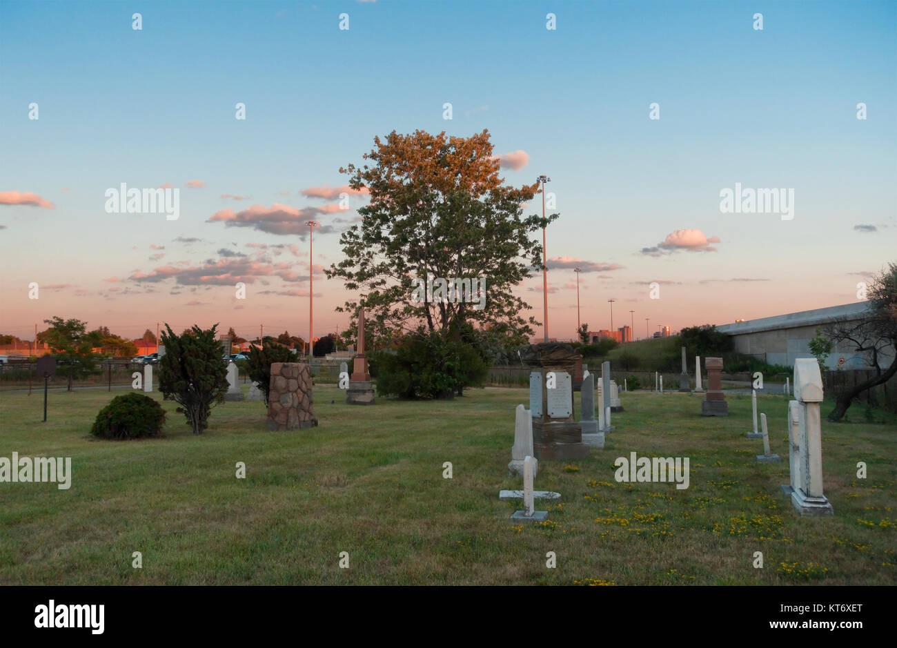 Richview Memorial Cemetery è accoccolato tra le autostrade 401 e 427 a Toronto, Ontario, Canada. Foto Stock