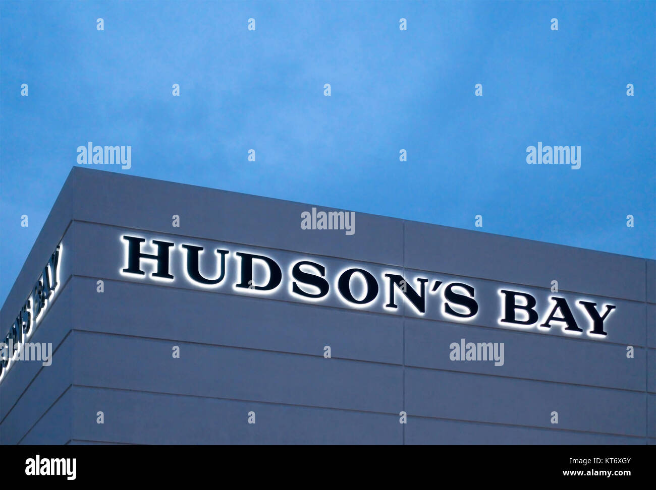 Il segno per Hudson's Bay o la Baia al di fuori di un centro commerciale al crepuscolo. Foto Stock