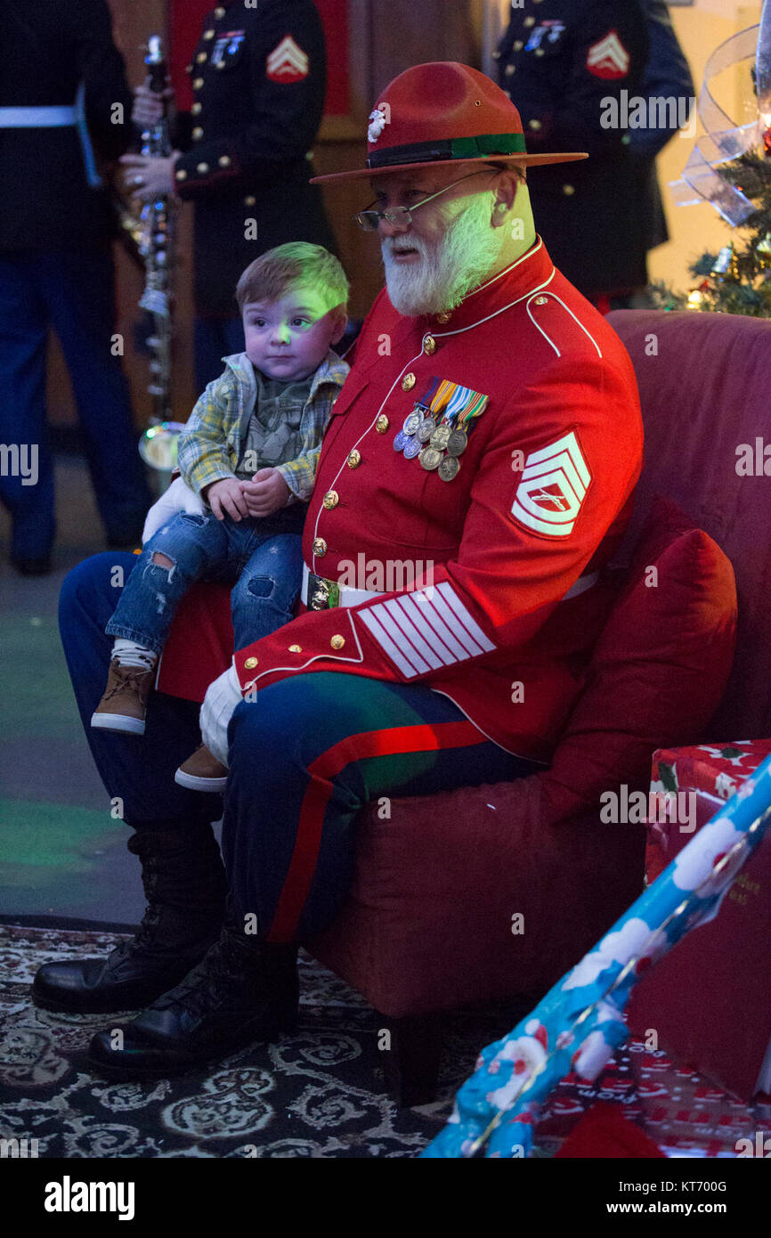 Gunny Claus pone con i bambini dopo la seconda divisione Marine (2d) MARDIV holiday concerto presso il teatro di base, su Camp Lejeune, N.C., Dicembre 9, 2017. Il programma comprendeva una vasta gamma di moderni e tradizionali e di Natale holiday musica eseguita dal pieno concert band, jazz ensemble, party band e solisti. (U.S. Marine Corps Foto Stock