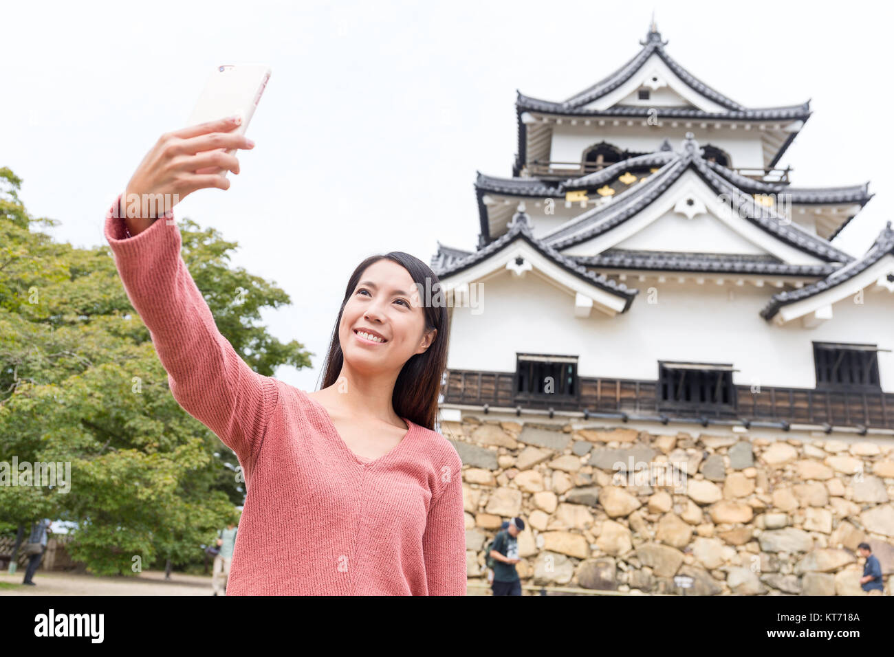 Donna prendendo selfie dal cellulare al castello di Hikone Foto Stock